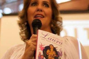 Na sua mais recente crônica, a escritora Ana Paula Cavalcanti aborda o tema  "Buracos e Pedras"